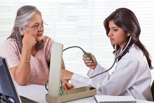 El médico mide la presión con presión arterial alta