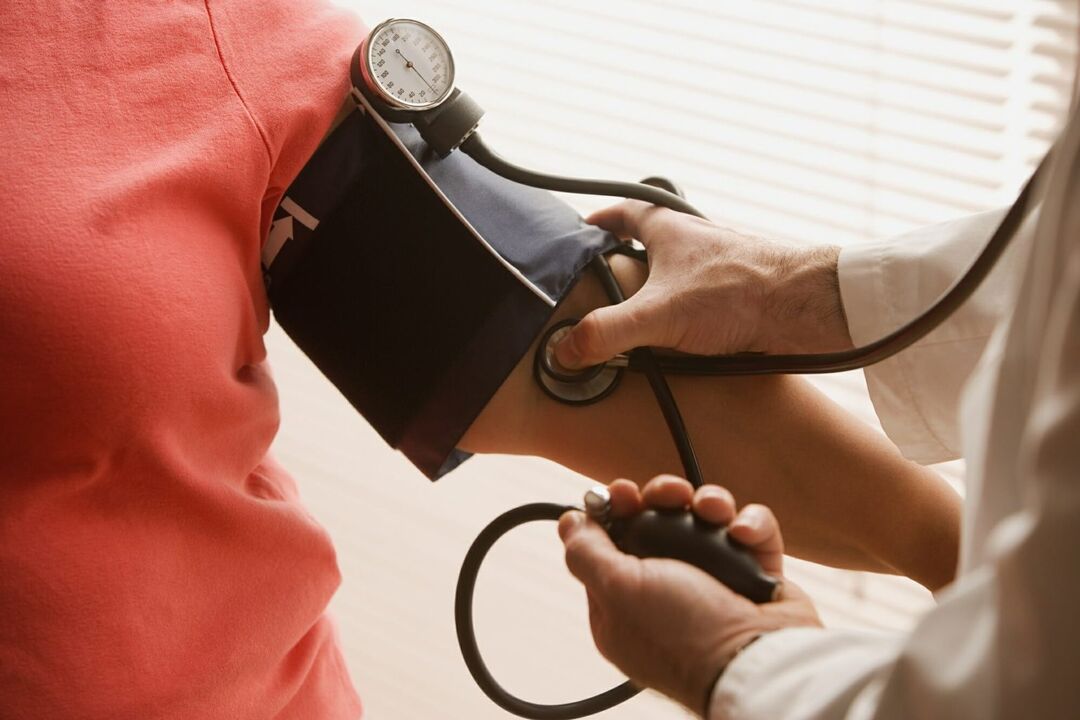 El médico mide la presión arterial de un paciente con hipertensión